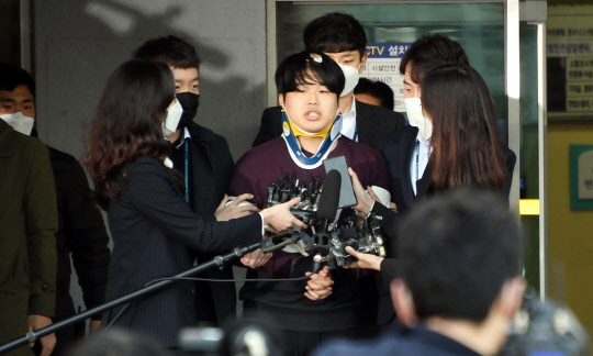 '박사방' 운영자 조주빈, 검찰 송치  미성년자를 포함한 여성을 협박해 성 착취 불법 촬영물을 제작하고 유포한 텔레그램 '박사방' 운영자 조주빈이 25일 오전 서울 종로경찰서에서 검찰로 송치되고 있다.  연합뉴스